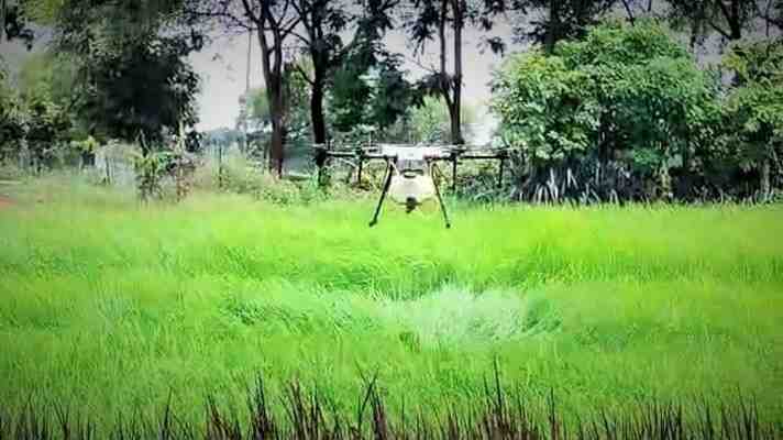 एग्री ड्रोन से किसान 400 रुपये में 20 मिनट में 1 एकड़ क्षेत्र में कर सकते हैं खाद, कीटनाशक एवं अन्य दवाओं का छिड़काव